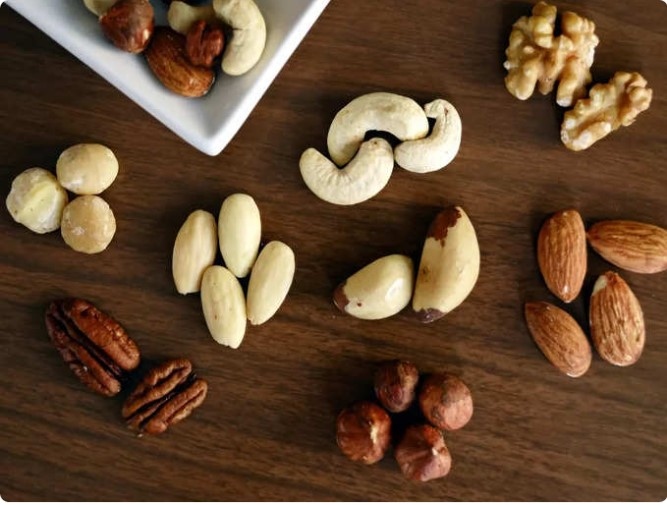 Các loại trái cây khô sau đây chứa nhiều chất dinh dưỡng như axit béo omega-3, chất chống oxy hóa và vitamin cần thiết cho sức khỏe não bộ. Loại quả khô như óc chó, chà là, hạnh nhân rất giàu chất dinh dưỡng, góp phần cải thiện trí nhớ, sự tập trung và tinh thần minh mẫn. Không những vậy, những món ăn nhẹ giàu năng lượng này được biết là có tác dụng hỗ trợ các con đường thần kinh, bảo vệ tế bào não khỏi stress oxy hóa và cung cấp nguồn năng lượng bền vững. Dưới đây là danh sách sáu loại trái cây khô đã được công nhận về tiềm năng tăng cường trí nhớ và chức năng tổng thể của não.