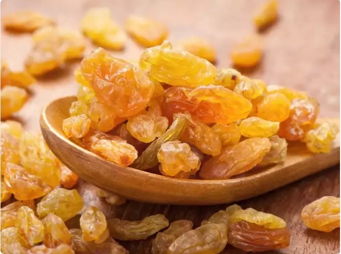 Nho khô: Nho khô không chỉ là chất làm ngọt tự nhiên mà còn là một lựa chọn giàu chất dinh dưỡng để tăng cường trí nhớ. Giàu chất sắt, kali và chất chống oxy hóa, nho khô hỗ trợ lưu lượng máu khỏe mạnh, đảm bảo cung cấp đủ oxy cho não, từ đó hỗ trợ chức năng nhận thức và duy trì trí nhớ tối ưu.