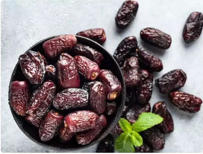 Chà là: Chà là là nguồn cung cấp đường tự nhiên, chất xơ và các chất dinh dưỡng thiết yếu, khiến chúng trở thành lựa chọn tuyệt vời để tăng cường chức năng não. Đường tự nhiên cung cấp năng lượng nhanh chóng, trong khi chất xơ đảm bảo giải phóng ổn định, giữ cho não tỉnh táo và tập trung. Chà là cũng rất giàu chất chống oxy hóa giúp bảo vệ não khỏi stress oxy hóa.