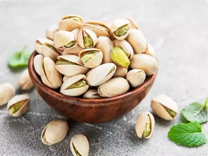 Hạt hồ trăn: Quả hồ trăn không chỉ ngon mà còn là loại trái cây khô giàu chất dinh dưỡng giúp tăng cường sức khỏe não bộ. Chúng chứa sự kết hợp độc đáo của chất chống oxy hóa, chất béo lành mạnh và vitamin B6. Vitamin B6 đóng vai trò quan trọng trong việc sản xuất chất dẫn truyền thần kinh, tăng cường liên lạc giữa các tế bào não và hỗ trợ củng cố trí nhớ.