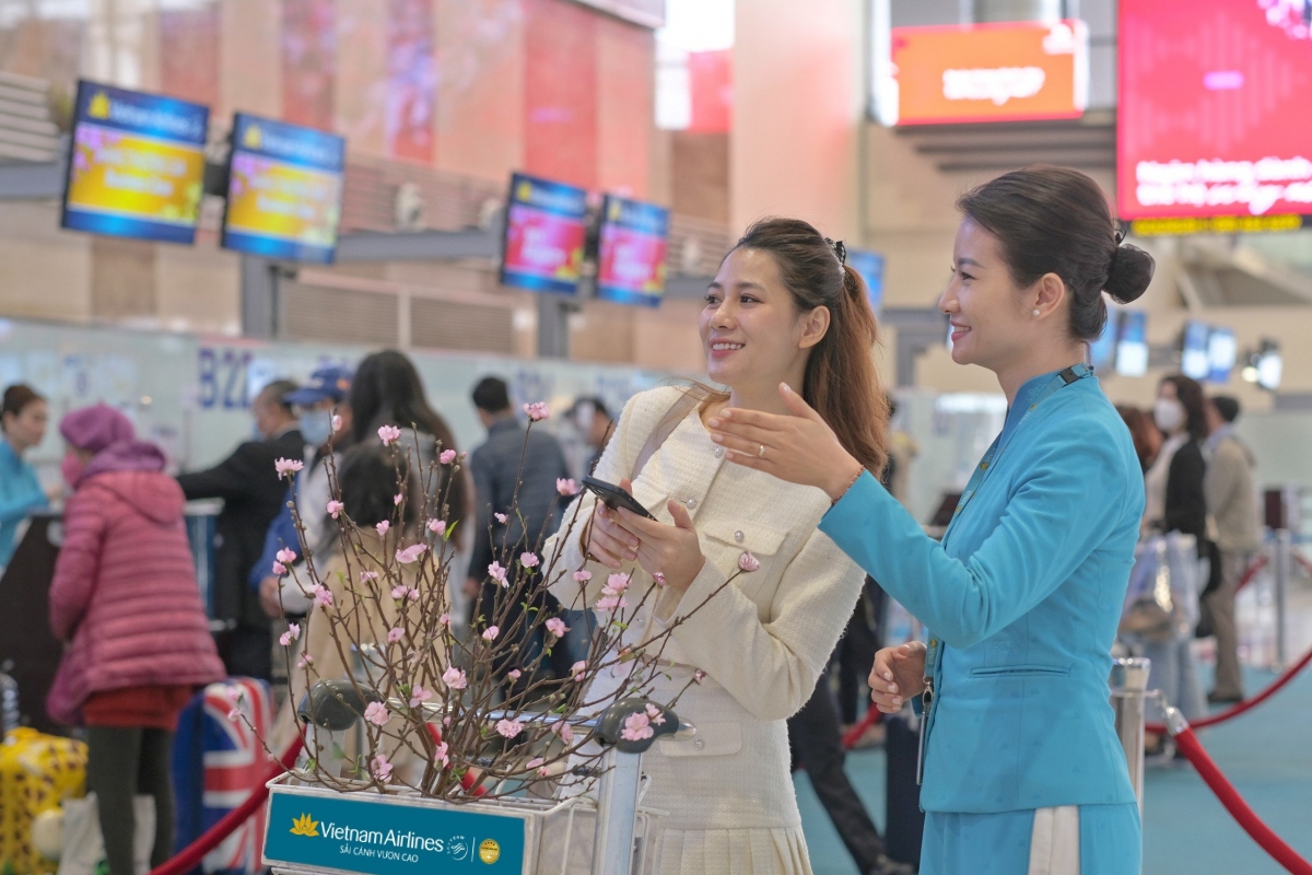 Sân bay Tân Sơn Nhất đón lượng khách qua cảng đạt mức rất cao trong ngày làm việc đầu tiên sau lỳ nghỉ Tết Nguyên đán Giáp Thìn.