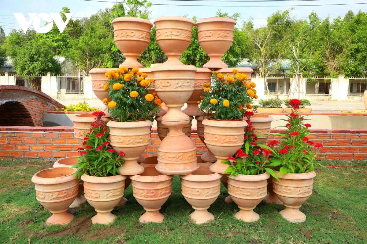 Ceramic production in Vinh Long has its own unique characteristics that are not confused with other traditional occupations. Each family can also be a separate workshop.