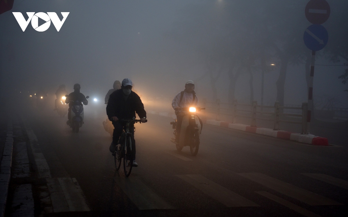 Though it is 7 o’clock, the foggy situation is yet to improve, and vehicles still use fog lights.