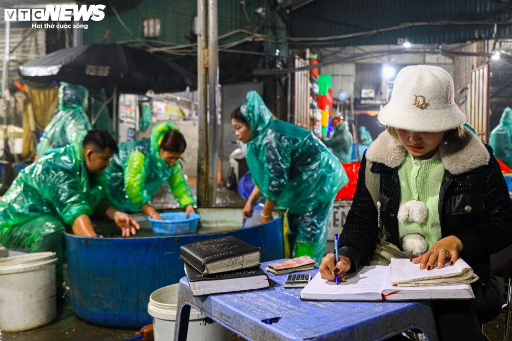 Thương lái sau khi chọn lựa kỹ càng sẽ cân cá và thanh toán.