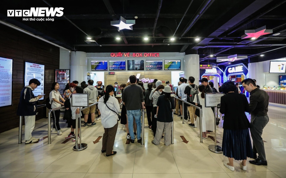 Sau 13h trưa ngày 20/2, khán giả có nhu cầu xem "Đào, phở và piano" chỉ có thể mua trước vé của ngày hôm sau hoặc chấp nhận ngồi "ngoài rìa" khi xem các ca chiếu 16h, 16h20 của ngày 20/2. Chị Hiền, một khán giả trẻ cho hay: "Website của Trung tâm chiếu phim Quốc gia bị sập nên không mua được vé online. Có những người canh từ 12h đêm hôm qua mà vẫn chưa mua được vé. Hiện tại chúng tôi đến đây chờ mua vé nhưng người xếp hàng rất đông, không biết chúng tôi có mua được vé không".