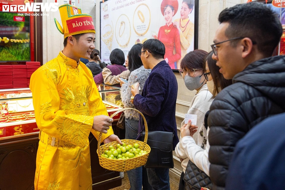 Nhân viên cửa hàng nhiệt tình chăm sóc những "thượng đế" trong dịp vía Thần Tài này bằng cách mời hoa quả, nước uống, tặng quà...