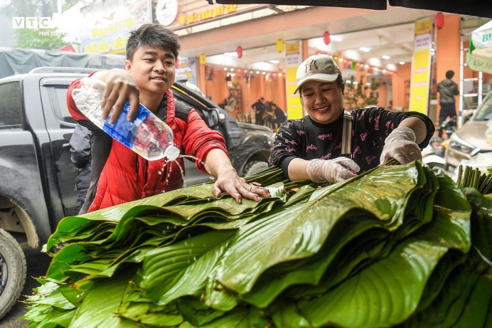 Vui mừng vì nhập hàng đến đâu bán hết đến đó, anh Trần Thanh Tùng nói: "Nhiều cơ sở sản xuất bánh chưng hoặc nhà hàng đã đặt lá từ lâu và họ sẽ lấy số lượng lớn, còn lại số lượng ít sẽ bán cho khách lẻ".