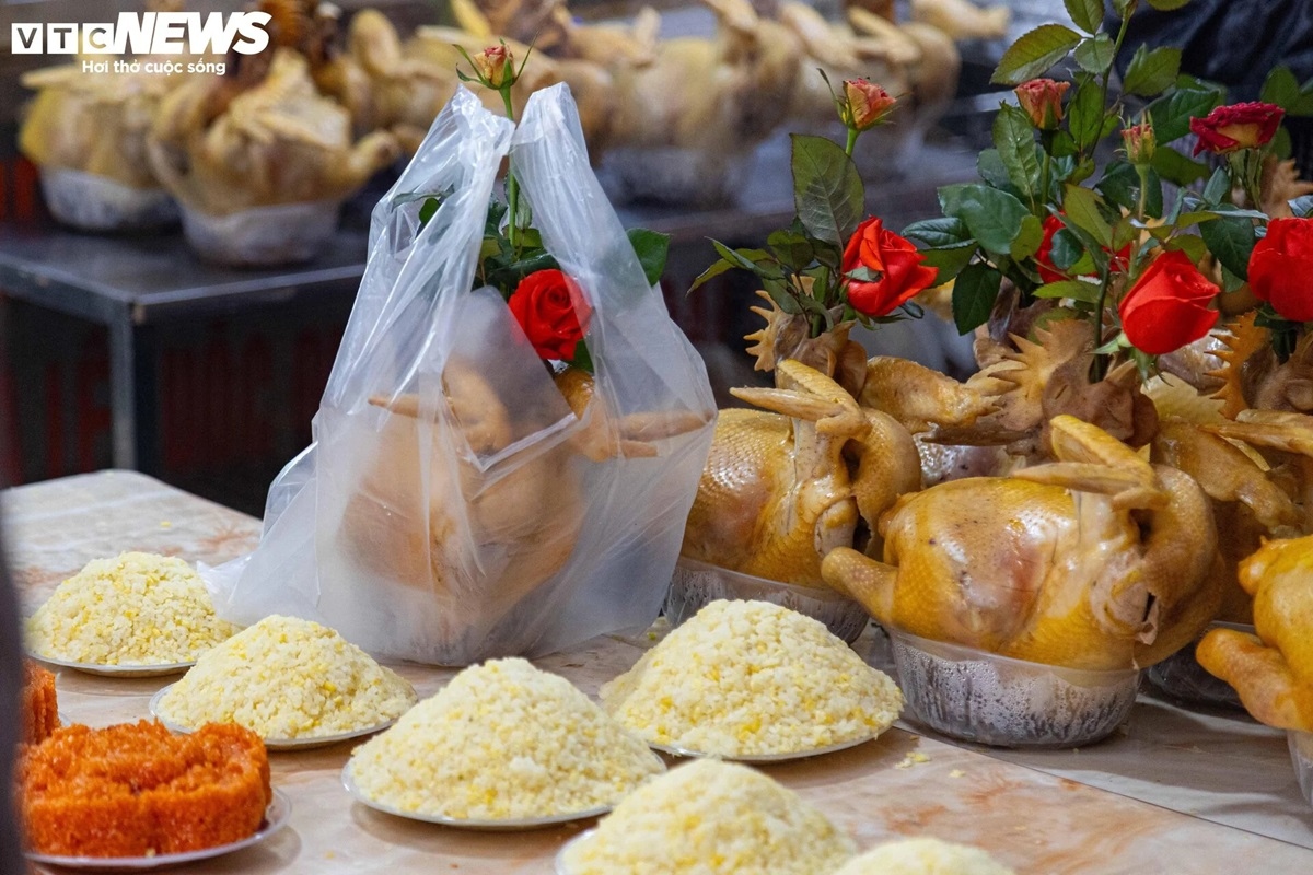 Gà được bọc sẵn để giao cho khách.