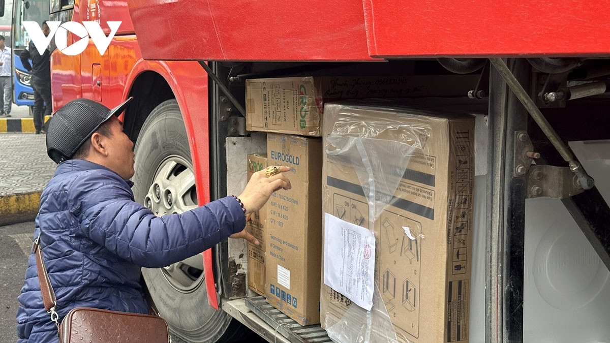 “The number of passengers is even less than usual, forcing us to reduce the frequency of operations,” says Nguyen Viet Dung, manager of a bus company operating Thanh Hoa-Hanoi route.