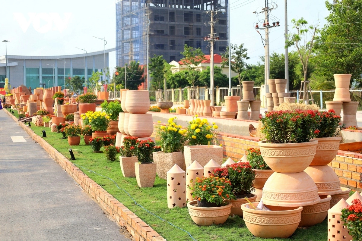 Each part of the flower-ceramic road has been arranged in a way that carries its own meaningful message, expressing the wisdom and cultural identity of Vietnamese people in general and local in particular.