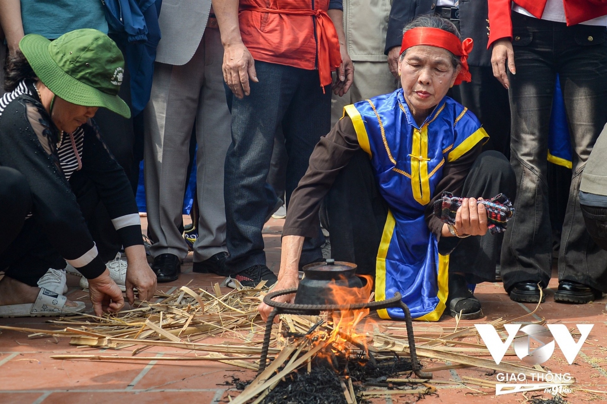 Cùng lúc nước được lấy về đã cho vào nổi đun sôi. Sau đó gạo được bỏ vào nồi để nấu.