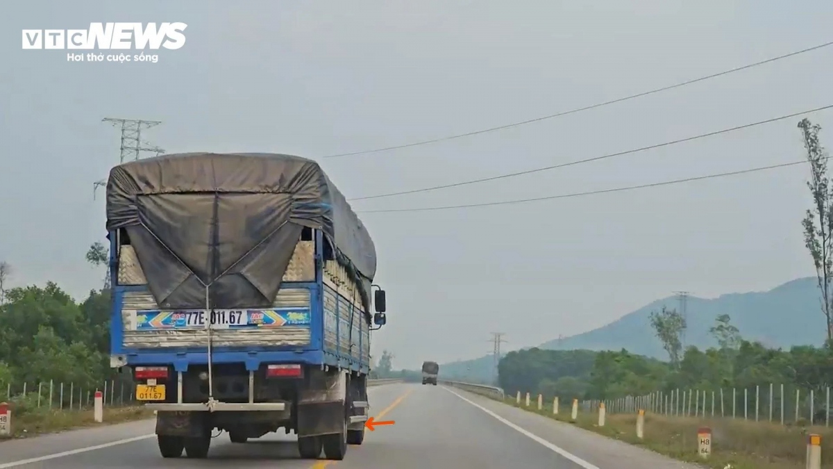 Trả lời PV VTC News, một lái xe hay chạy trên tuyến cao tốc Cam Lộ - La Sơn chia sẻ, mấy ngày nay cư dân mạng liên tục vạch ra những điểm nguy hiểm trên cao tốc này với những đoạn đường thắt nút cổ chai, thiếu hệ thống đèn chiếu sáng cao áp hay hệ thống camera giám sát... nhưng điều quan trọng nhất vẫn là ý thức của những người tham gia giao thông. Nếu như các lái xe tuân thủ các quy định, chú ý quan sát biển báo, vạch kẻ đường và chạy đúng tốc độ cho phép thì chắc sẽ không bao giờ xảy ra những vụ tai nạn đáng tiếc.