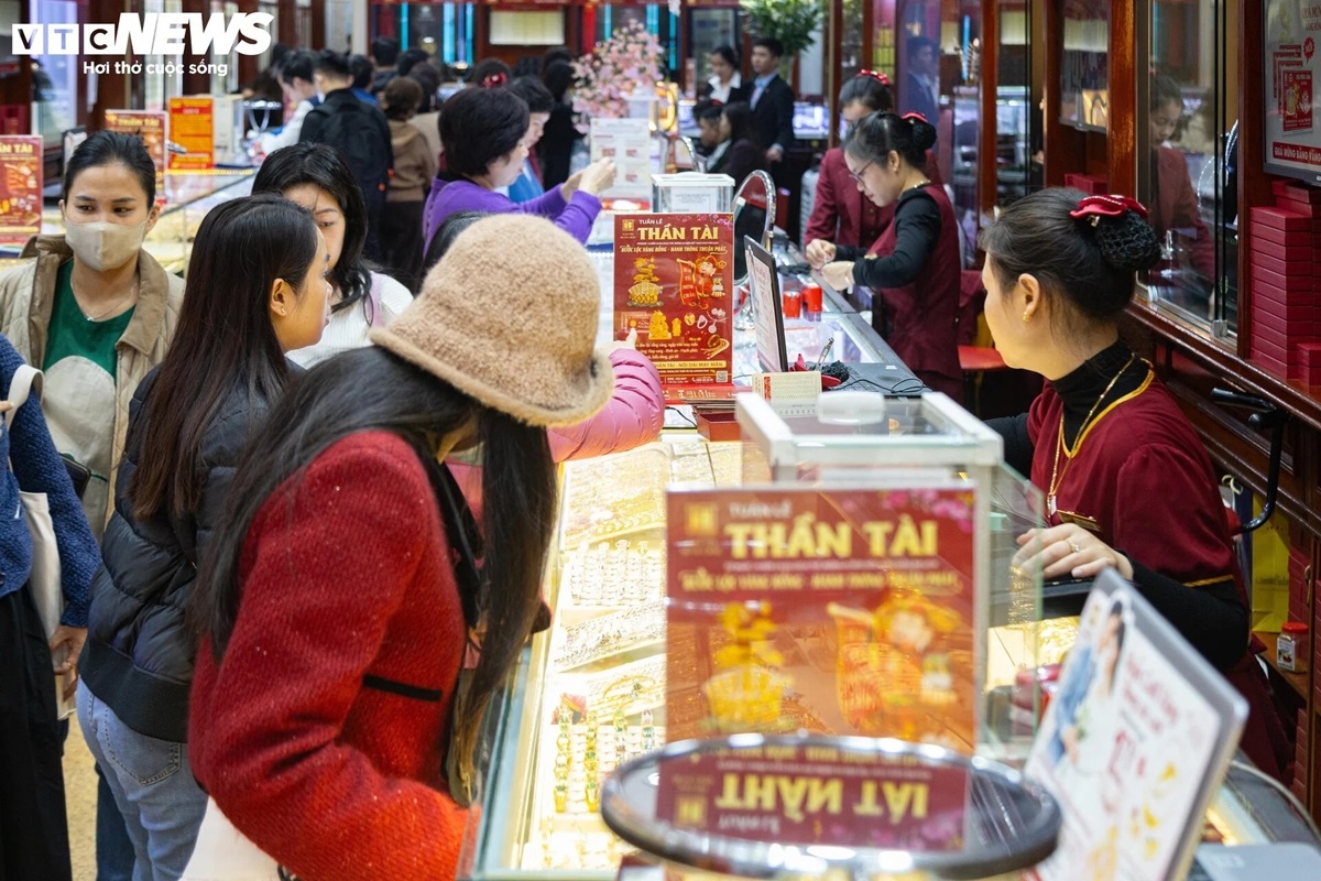 Một nhân viên cho biết, sát ngày vía Thần Tài rơi vào dịp cuối tuần nên lượng khách chắc chắn sẽ tăng đột biến, cửa hàng đã huy động mọi nhân sự và chuẩn bị các phương án để phục vụ tốt nhất. "Năm nay sản phẩm vàng trơn, vàng nhẫn được nhiều người lựa chọn, đa phần khách tới cửa hàng đều mua từ 1 chỉ trở lên để lấy may mắn đầu năm. Ngoài ra, những sản phẩm vàng linh vật rồng, thần tài cũng được nhiều người săn đón", nhân viên này nói.
