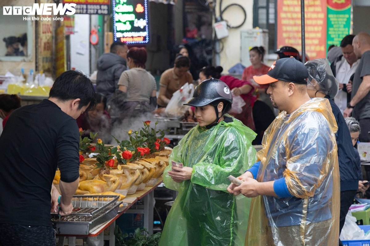 Cuộc sống bận rộn khiến ngày càng có nhiều người mua gà cúng luộc sẵn để cúng rằm tháng Giêng, giúp những người cung cấp dịch vụ này ăn nên làm ra.