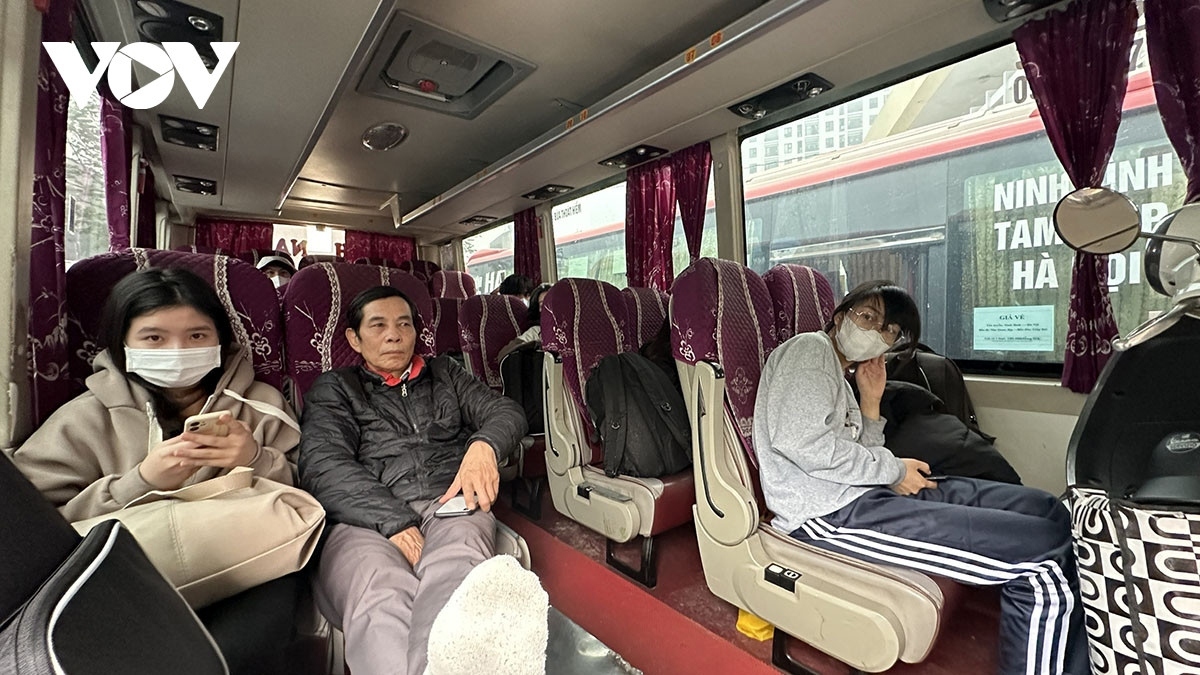 Traditional buses are facing huge competition from limousines that can pick up and drop off passengers at home. Despite high prices, many people prefer travelling by limousines for conveniences and comfort.