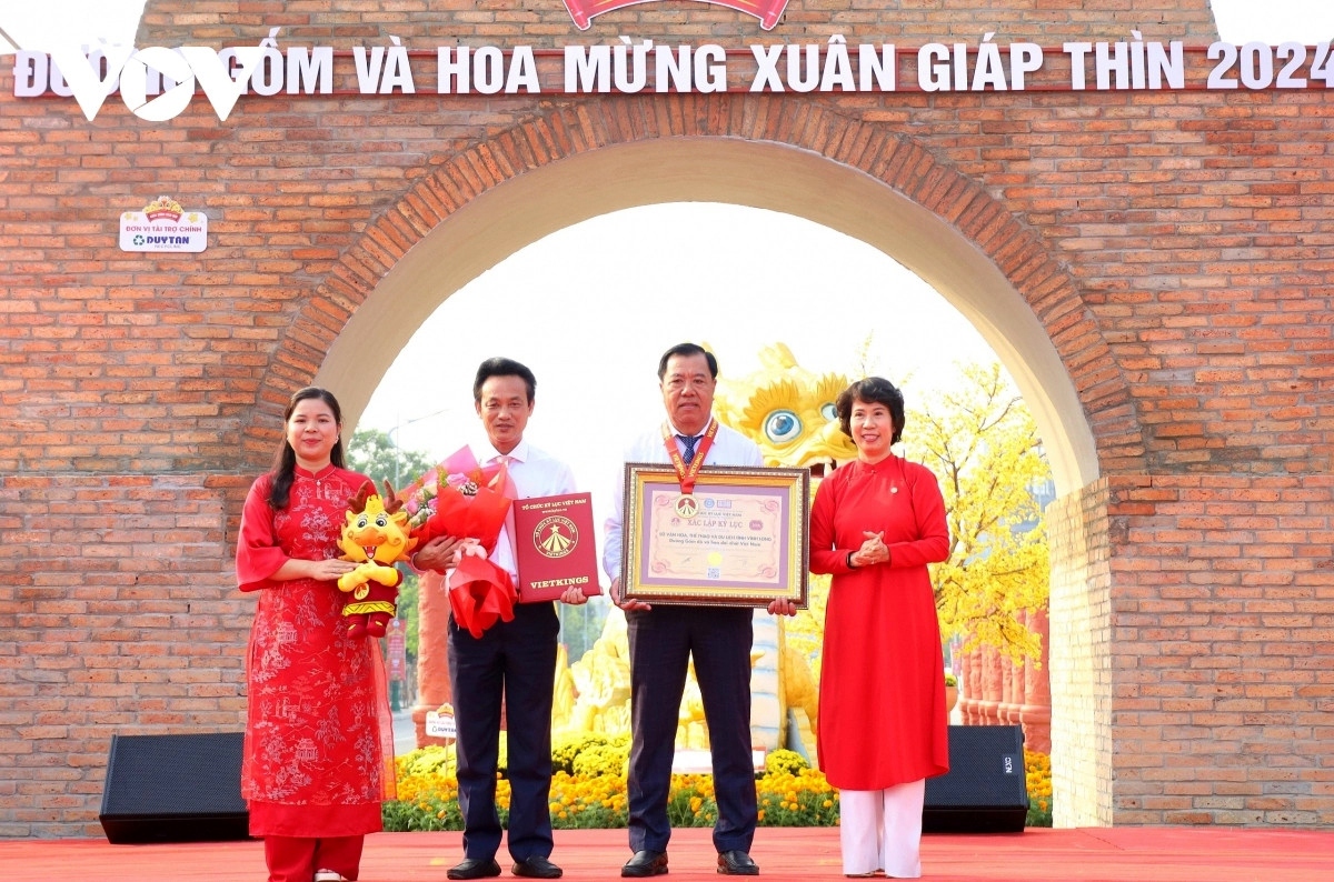 The Vietnam Records Organization (Vietkings) has recognized the Vinh Long flower-red ceramic road as the longest of its kind in Vietnam.