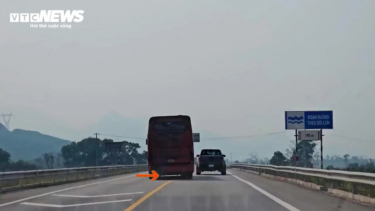 Những xe khách chạy với tốc độ xé gió trên như những "quan tài bay" trên cao tốc khiến nhiều người đi đường không khỏi rùng mình.
