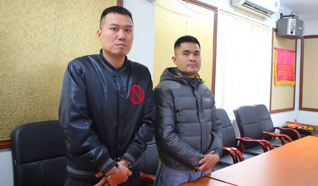 Hai người đàn ông đi xe máy bị triệu tập lên làm việc tại cơ quan công an