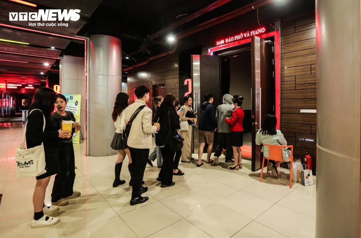 Nhiều khán giả cho hay họ biết tới "Đào, phở và piano" nhờ những bài review trên mạng xã hội nên quyết định "săn" vé để xem. Sau mỗi ca chiếu, khán giả đều có phản hồi tốt về bộ phim. Chị Hải Xuân nhận định: "Đây là bộ phim có sự dàn dựng tốt, bối cảnh được đầu tư. Phim giúp khán giả trẻ hiểu về lịch sử và giá trị của hòa bình". Trong khi đó, khán giả tên Liên lại ấn tượng với chủ đề tình yêu được đề cập ở "Đào, phở và piano": "Phim có góc nhìn khách quan về tình yêu. Trong phim có tình yêu đôi lứa, tình yêu đất nước, yêu con người. Bộ phim rất đặc biệt, xem xong tôi vẫn thấy xúc động, tôi nghĩ ai cũng nên xem bộ phim này".