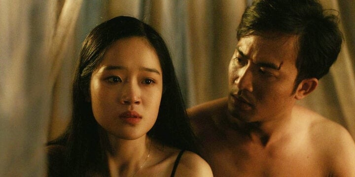 Chia sẻ về cảnh nóng đóng cùng Doãn Quốc Đam, Cao Thùy Linh cho biết đây là một thách thức với cô, khi Doãn Quốc Đam hơn cô 15 tuổi, lại có kinh nghiệm diễn xuất nên khi vào phân cảnh này, cô thấy khá run, ngượng ngùng.