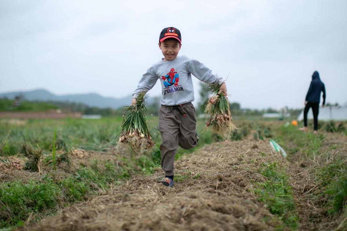 Không chỉ người lớn, mà những đứa trẻ cũng không giấu được niềm vui dù không được bố mẹ đưa đi chơi Tết
