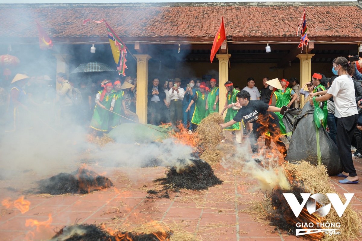Phần thi cuối cùng cũng không kém phần hấp dẫn. Khi nồi cơm vừa cạn nước, các đội thi ủ cơm vào đống than rơm để cơm chín đều.