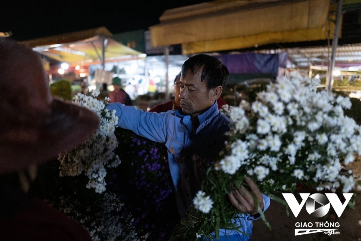 Đi chơi chợ hoa, vừa được ngắm vô vàn các loại hoa khác nhau, vừa mua được hoa tươi mới hái ở vườn chở về, nếu khéo mặc cả cũng có thể mua được với giá mua buôn