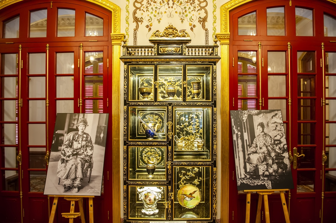 Những hiện vật thời vua Khải Định, chủ nhân của ngôi điện này được trưng bày bên trong tầng 1.