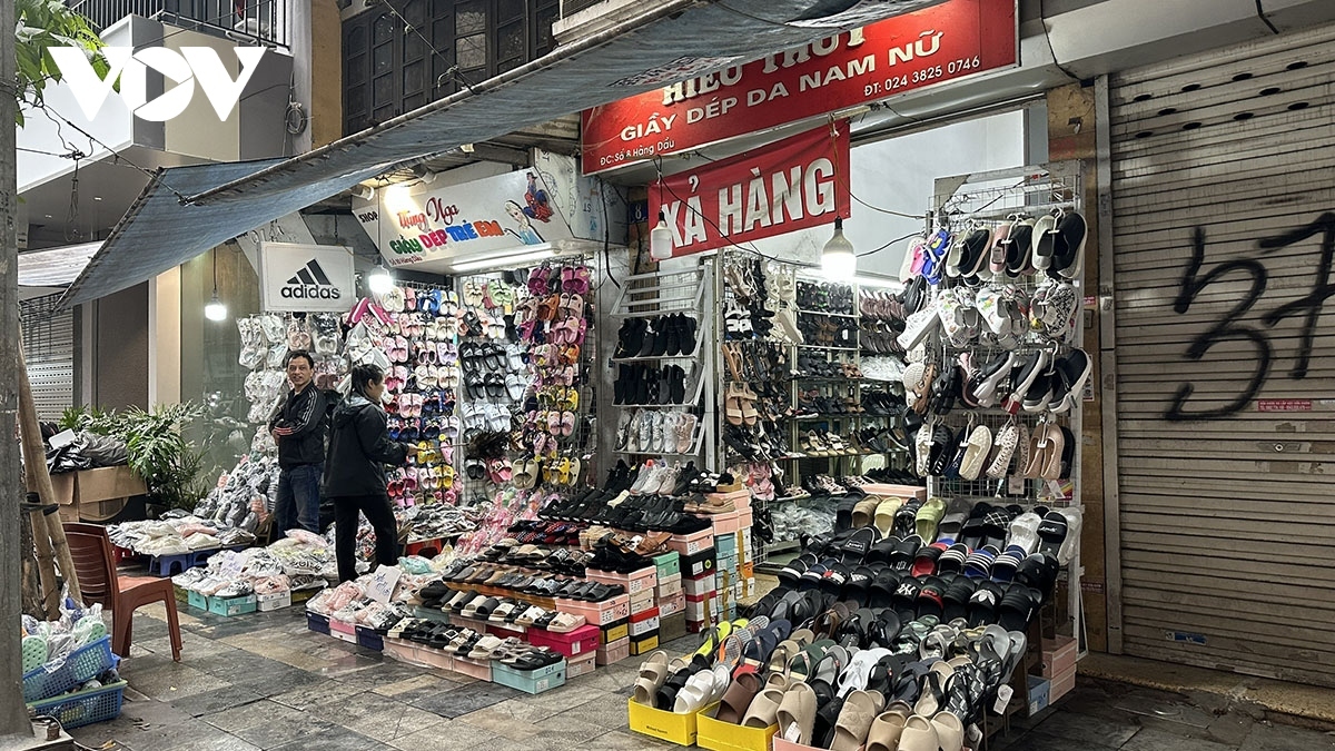 Shoes stores on Hang Dau street are more quiet than usual. 