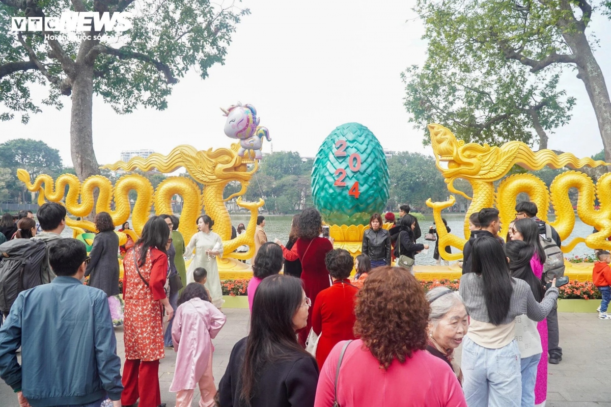 Thời tiết Hà Nội trong ngày hôm nay có nắng đẹp, ấm áp càng tạo điều kiện cho người dân xuống đường đón Xuân.