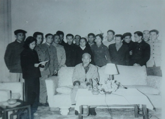 Chủ tịch Hồ Chí Minh và cán bộ cơ quan Văn phòng Chủ tịch phủ, Đài Tiếng nói Việt Nam tại buổi ghi âm đọc thư chúc Tết Xuân Kỷ Dậu 1969. (Ảnh tư liệu)