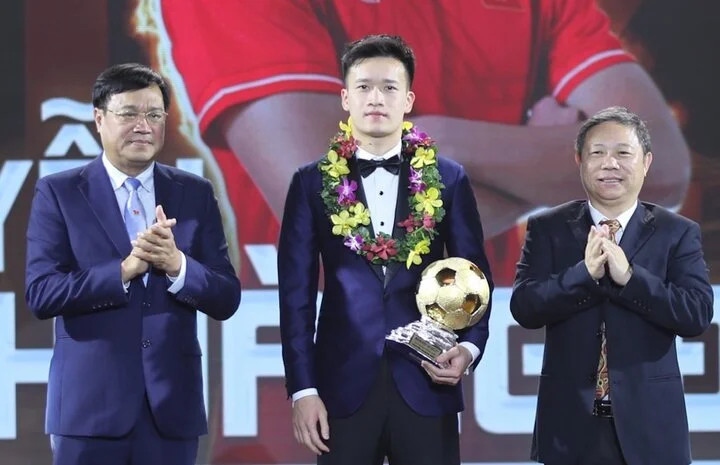 MIdlfielder Nguyen Hoang Duc wins the 2023 Vietnam Golden Ball Award for his impressive performance in his Viettel FC