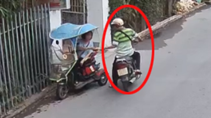 Người đàn ông giật vé số của người khuyết tật (ảnh cắt từ video).