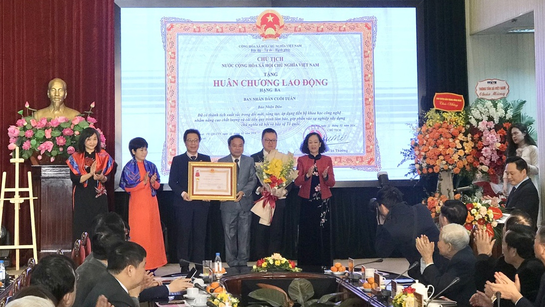 Ban Nhân Dân cuối tuần (Báo Nhân Dân) vinh dự được đón nhận Huân chương Lao động hạng Ba