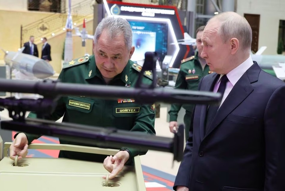 Tổng thống Nga Vladimir Putin và Bộ trưởng Quốc phòng Sergei Shoigu tham quan triển lãm vũ khí. Ảnh: Reuters