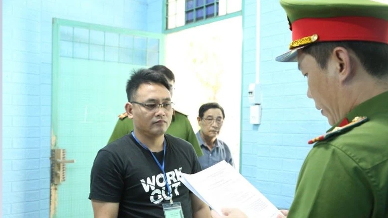 Nguyễn Đức Trung nghe đọc lệnh bắt tạm giam (Ảnh: CA)