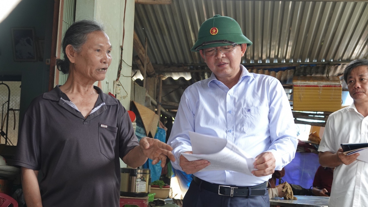 Ông Hồ Quốc Dũng, Bí thư Tỉnh ủy Bình Định kiểm tra cuộc sống của hộ dân bị ảnh hưởng cao tốc Bắc-Nam ở huyện Hoài Ân.
