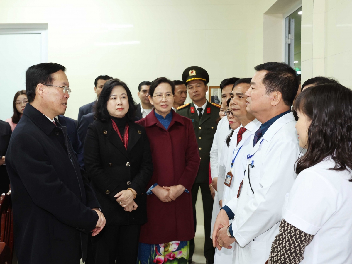 Chủ tịch nước Võ Văn Thưởng thăm, chúc mừng các Thầy thuốc của Trung tâm Y tế huyện Thanh Liêm
