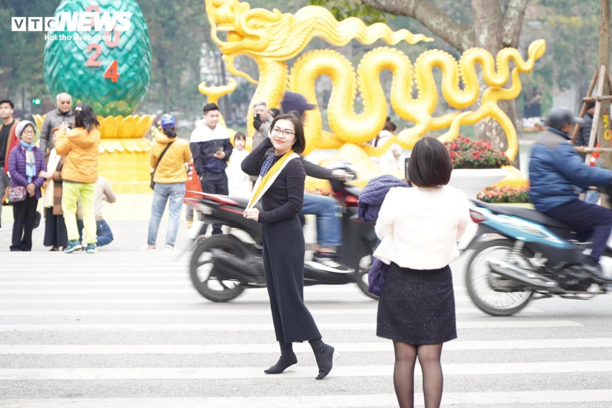 Nhiều người ghi lại khoảnh khắc du xuân đầu năm mới bên cạnh biểu tượng hình rồng.