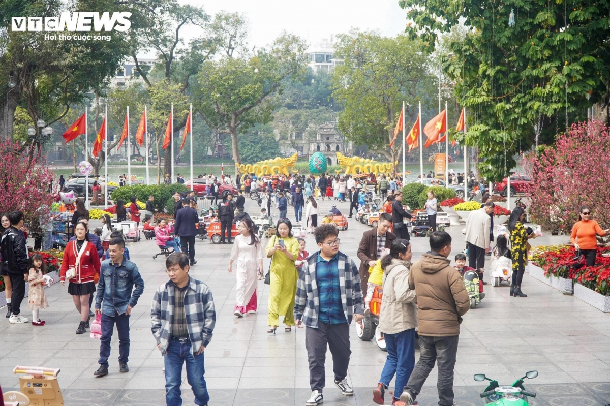 Sáng 11/2 (tức mùng 2 Tết Âm lịch), nhiều tuyến phố xung quanh khu vực Hồ Gươm đông du khách do người dân đổ về tham quan, chụp ảnh.