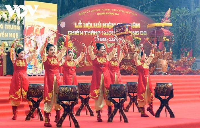 Hundreds of professional and amateur artists stage a special programme featuring drum-beating, dragon and unicorn dances, and martial arts performances.