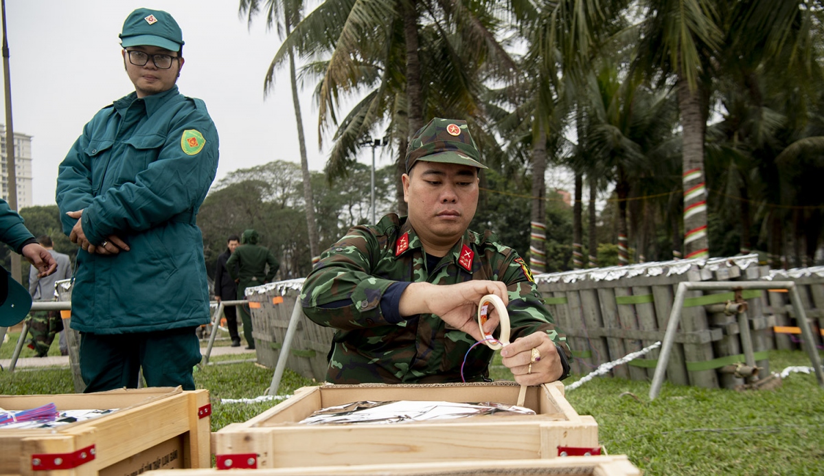 Trong lúc lắp pháo, các chiến sĩ phải tuyệt đối tuân thủ các quy tắc an toàn như không hút thuốc, không sử dụng điện thoại, bật lửa, các vật dụng tạo ra tia lửa điện...
