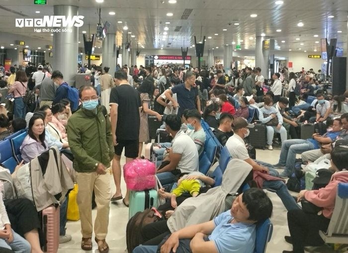 According to local media outlets, from late February 2, a high influx of people have headed to Tan Son Nhat Airport for the check-in service as they travel for Tet gatherings at home or go on vacation.