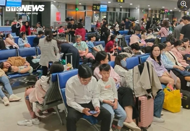 Passengers complain that they must queue for several hours to check in their luggage and enter the waiting lounge.