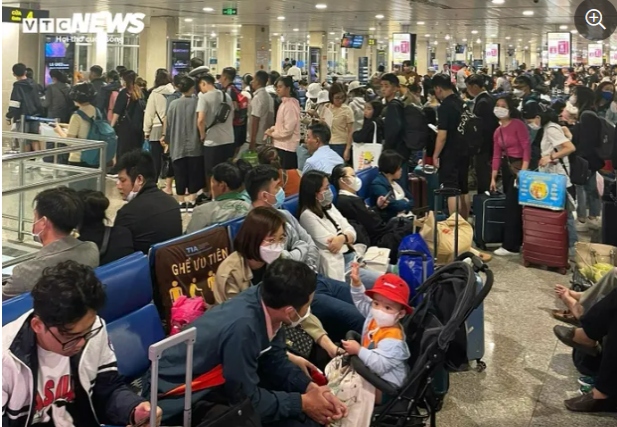 Children who go with their parents are tired due to waiting in line for a long time.