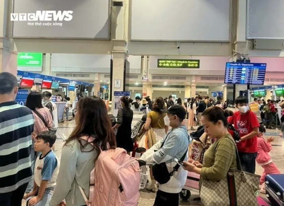 According to a representative of the airport, an average of 900 flights each day are due to either depart from and or arrive at Tan Son Nhat International Airport on February 2 - 3.