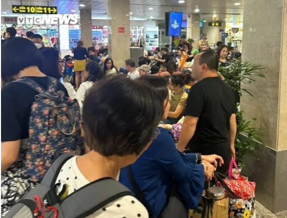 Meanwhile, several flights to Hanoi and other northern provinces were unable to take off or land due to the unusual thick fog in the capital on February 2.