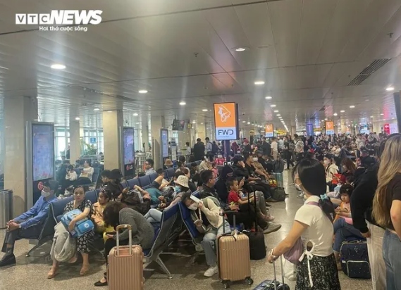 Many people bring with them a lot of personal belongings as they have seven days off work for this year’s Tet holiday.