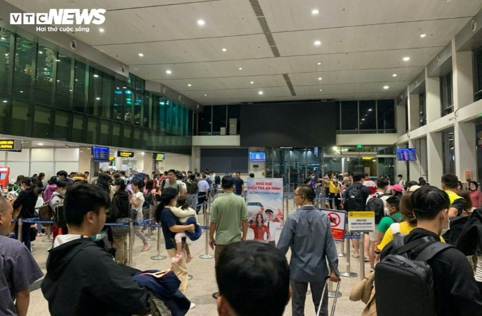 Passengers are advised not to arrive at the airport too early before their departure time in order to avoid the overload at the airport. They should also tell their family members not to gather in a crowd to pick them up at the airport.
