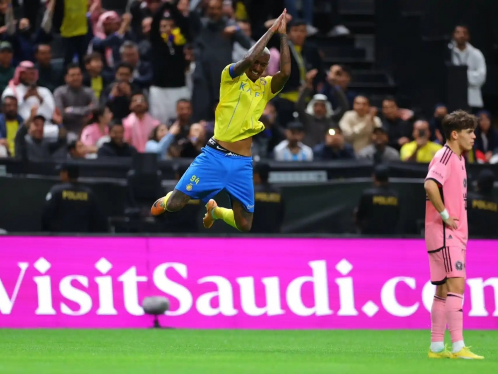 Talisca ăn mừng theo phong cách Siu của Ronaldo. (Ảnh: Getty)